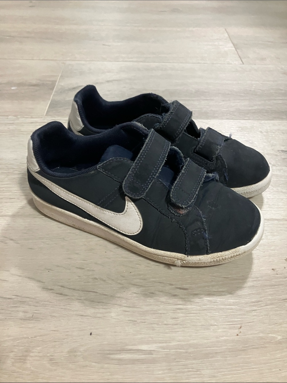 Nike Kids US 2 Navy and White Velcro court Sneakers